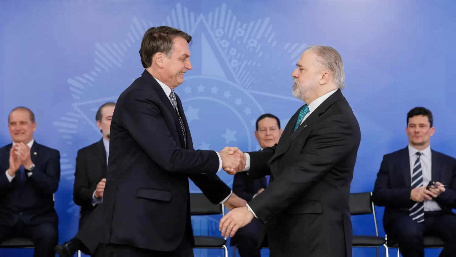 Campanha pressiona Aras a investigar Bolsonaro por ataque às urnas