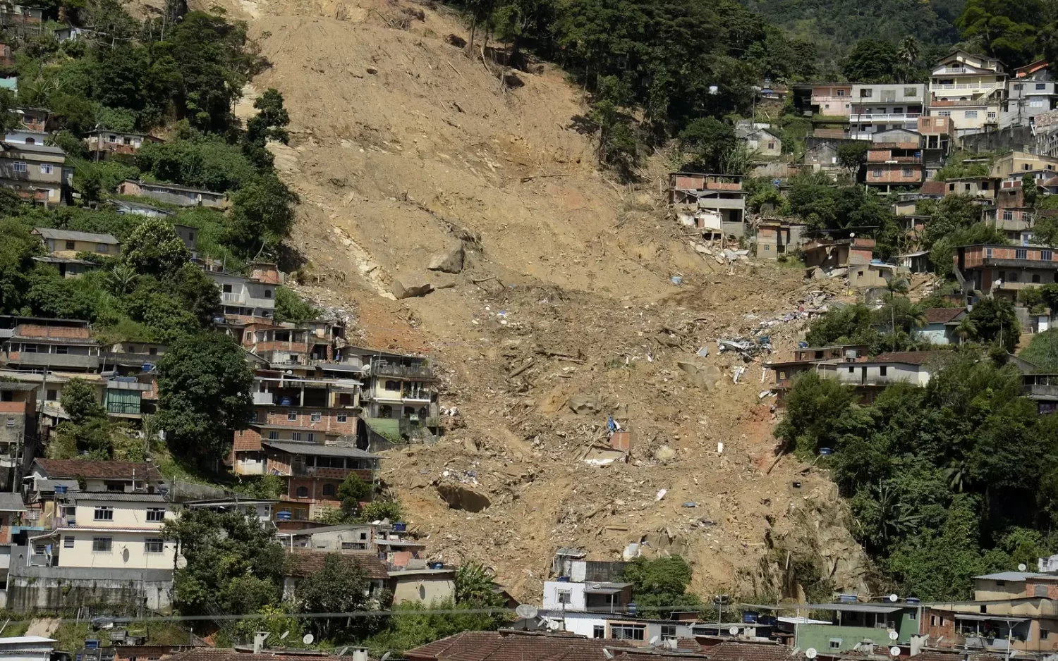 Petrópolis 1 ano após tragédia, negligência do poder público ainda castiga população (4)